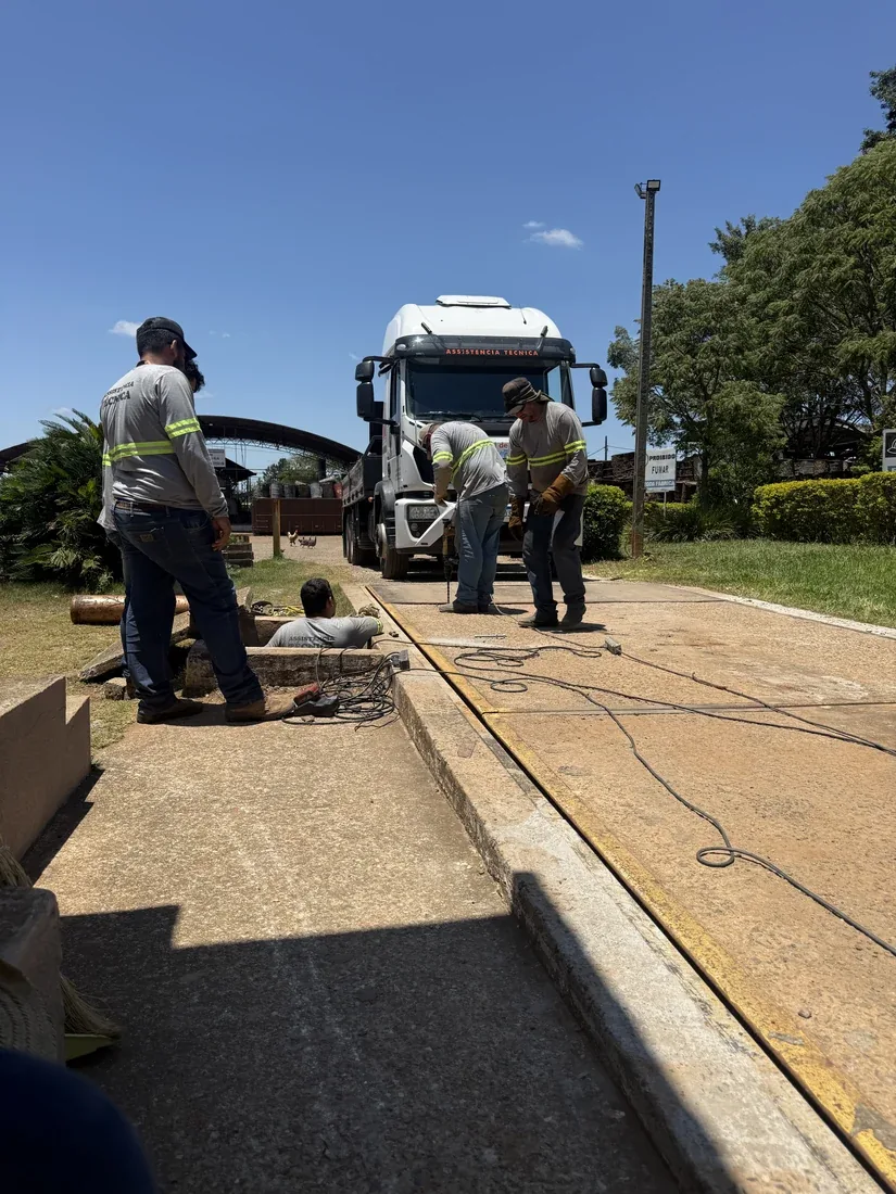 Equipe JNL em manutenção de balança rodoviária